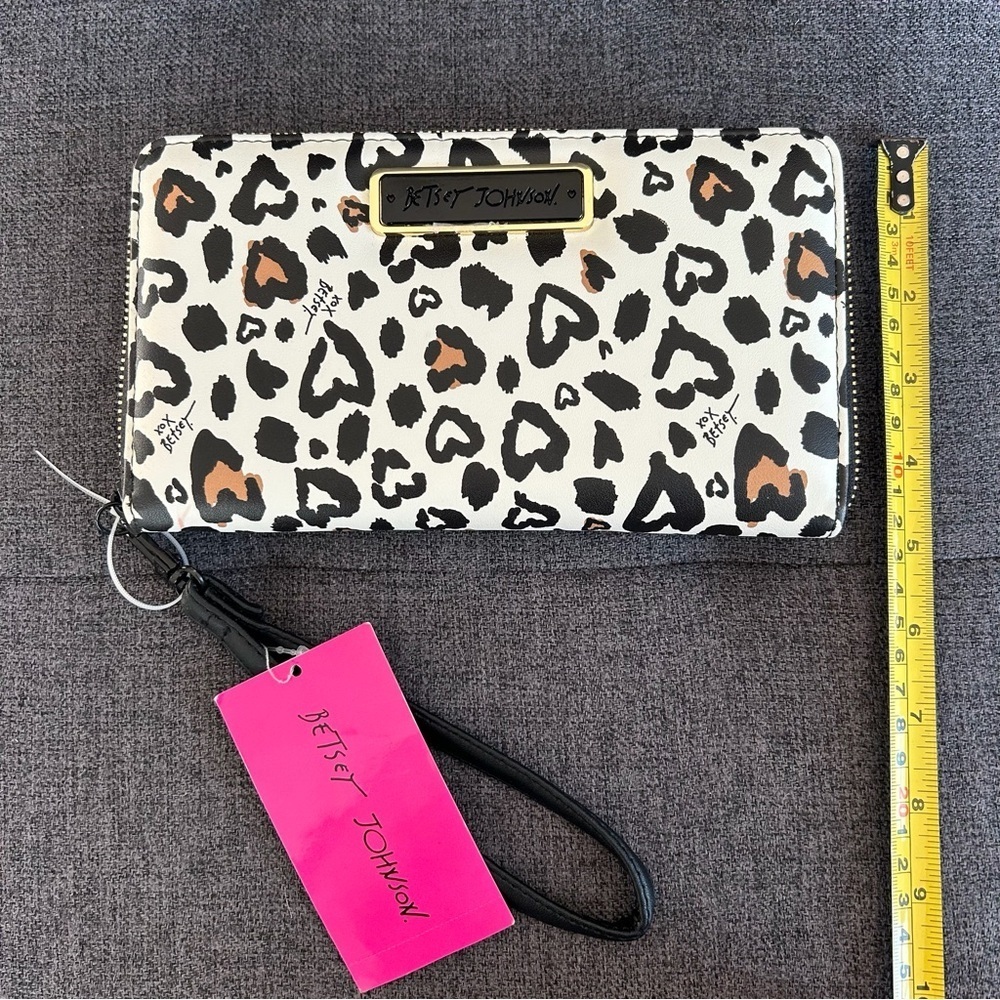 Betsey Johnson Leopard Heart Zip Around Wallet / Wristlet, Cream, Black, Tan - Picture 8 of 17